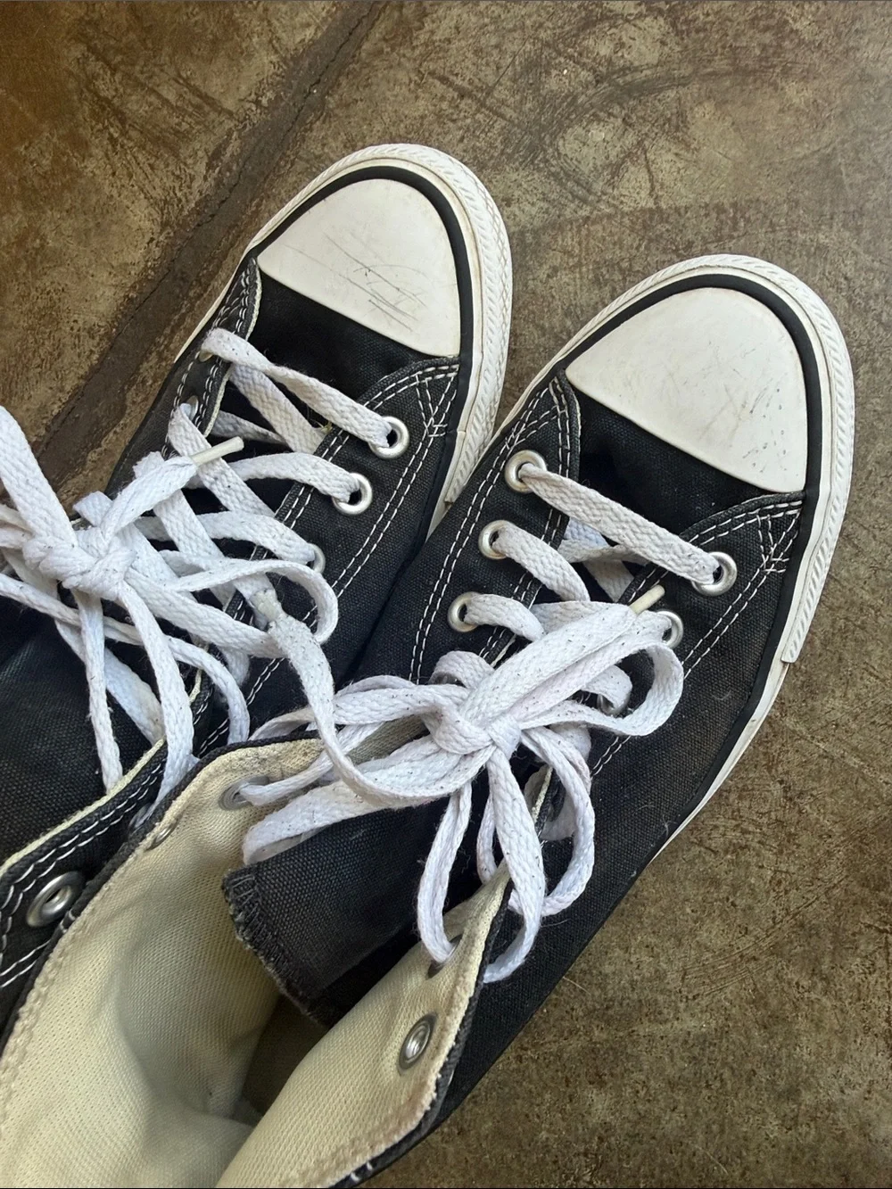 Converse women’s 9.5 Chuck Taylor Black High-Top Sneakers
